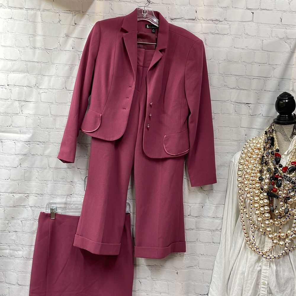 Larry Levine 3 piece suit size 8P jacket, skirt & cropped pants